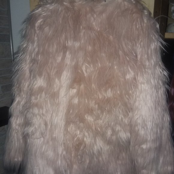Soft faux fur light pink jacket. Tag says XXL but fits size large. Runs small - Picture 3 of 4